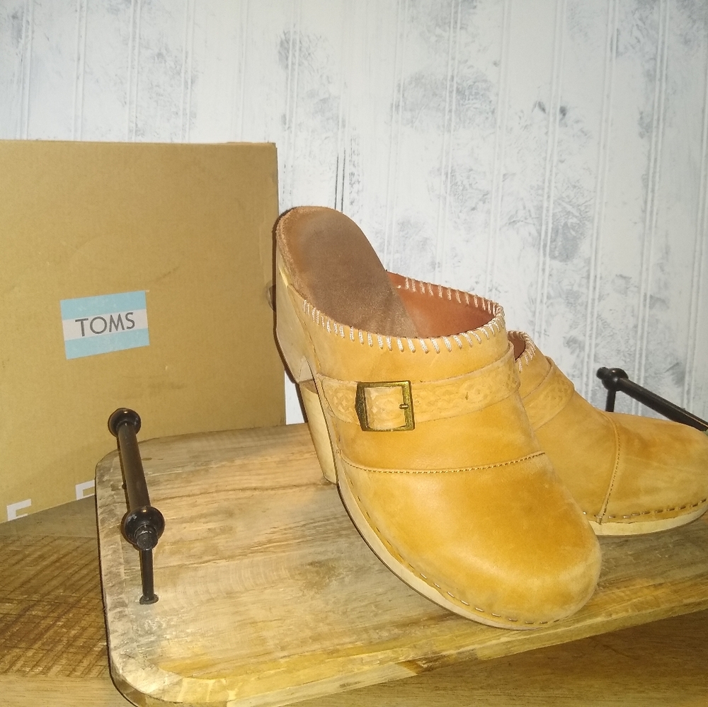Tom's leather clogs